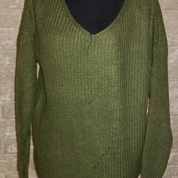 ๐๐HOST PICK๐๐ Very Gorgeous HUNTER GREEN knot sweater - Picture 4 of 8